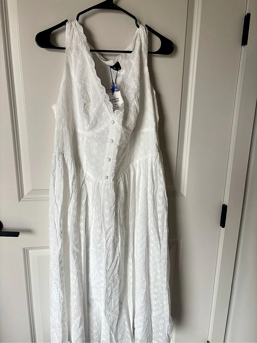 CIDER Cotton-blend Sculptural V-neck Broderie Anglaise Floral Lace Trim Button